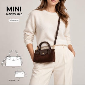 Puede incluir: Un mini bolso tipo satchel de color marrón oscuro con textura de ante, dos asas superiores y una correa de hombro extraíble. El bolso tiene un cierre de solapa con un botón a presión dorado. Texto: MINI SATCHEL BAG, pdf patterns, 20 x 13 x 7 cm.
