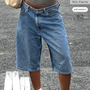Puede incluir: Pantalones vaqueros azul claro de los 90. Los pantalones son hasta la rodilla con un corte holgado. La imagen también incluye un diagrama de los pantalones y el texto "Woman's 90s Pants" y "pdf pattern".