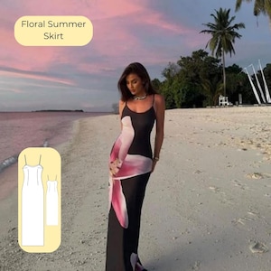 Puede incluir: Una falda de verano floral negra con un diseño floral rosa y blanco. La falda tiene tirantes finos y una silueta larga y fluida. El texto "Floral Summer Skirt" está en un cuadro amarillo en la esquina superior izquierda. La falda está en una playa.