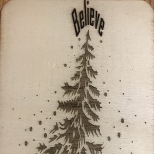Tarjeta postal con el árbol de Navidad Believe Wood