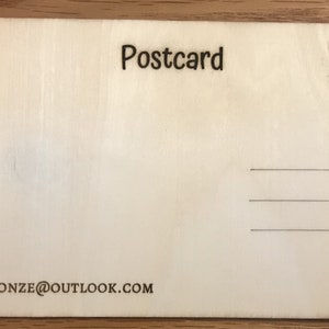 Leere hölzerne Postkarte
