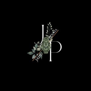 Op de afbeelding: Een logo op een zwarte achtergrond met de witte letters "JP", met een jadekleurig masker ertussen. Het masker is versierd met bladeren en de woorden "JADE PLANTS" staan diagonaal over de afbeelding.