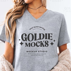Maqueta de camiseta de cuello en V atlética Bella Canvas 3005 / Maqueta de camiseta de cuello en V gris BC 3005 / Maqueta de modelo real / Estética neutra acogedora y de moda