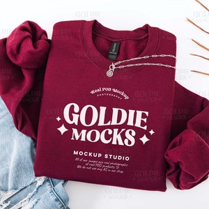 Gildan 18000 Rödbrun Tröja Mockup | G180 Rödbrun Crewneck Flat Lay Mockup | Riktig Flatlay Mockup | Vikt Minimalistisk Neutral Casual Tröja