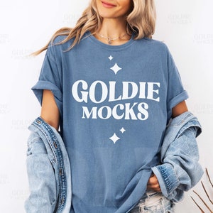 Comfort Colors C1717 Blå jeansskjorta Mockup | CC 1717 Blå T-shirt Mockup | Riktig modell Mockup | Enkel minimalistisk lång oinsvept T-shirt-estetik