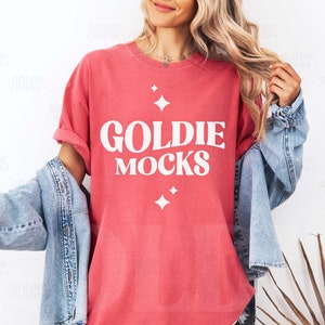 Comfort Colors C1717 Vattenmelonskjorta Mockup | CC 1717 Röd T-shirt Mockup | Riktig modell Mockup | Enkel minimalistisk lång T-shirtklänning Estetisk