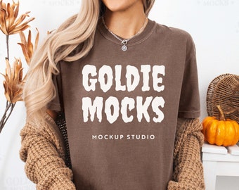 Maqueta de camisa espresso Comfort Colors C1717 / Maqueta de camiseta marrón 1717 / Maqueta de modelo real / Camiseta informal y acogedora de estilo otoñal y Halloween