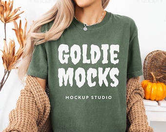 Mockup de camisa Comfort Colors C1717 Moss | Mockup de camiseta verde musgo 1717 | Mockup de modelo real | Camiseta casual moderna e aconchegante de outono com estilo Halloween