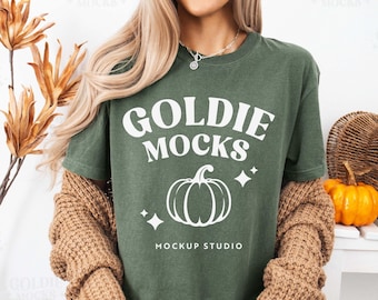 Comfort Colors C1717 Mockup de camisa musgo | Mockup de camiseta verde musgo 1717 | Mock de modelo real | Camiseta casual aconchegante de outono com estilo Halloween