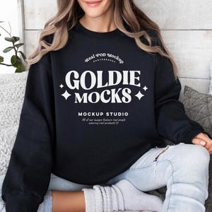 Mockup Gildan 18000 zwart sweatshirt | G180 zwart mockup met ronde hals | Echt model | Gildan 18000 zwarte trui | Casual, eenvoudig gestileerde mockup
