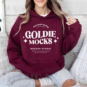Mockup met capuchon Gildan 18500 kastanjebruin | G185 kastanjebruine mockup met capuchon | Nepmodel van echt model | Gildan donkerrode G185-hoody | Neutraal Eenvoudig