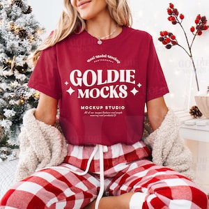 Bella Canvas 3001 Kardinalrot Tshirt Mockup | BC 3001 Rotes Hemd Mock-up | Echtes Modell Mock | Gemütliche lässige Flanell-Weihnachtsferienästhetik