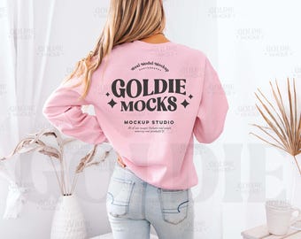 Maqueta de sudadera rosa claro Gildan 18000 en la parte posterior / Vista posterior Maqueta de sudadera rosa con cuello redondo G180 / Maqueta de modelo real / Casual Minimalista Neutral