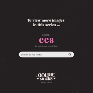 K&ouml;nnte beinhalten: Eine schwarz-wei&szlig;e Grafik mit rosa Text, der "Um mehr Bilder dieser Serie zu sehen... Suche: CC8 In der Suchleiste unseres Shops. Suche alle 706 Artikel" und ein Logo mit der Aufschrift "GOLDIE MOCKS MOCKUP STUDIO" lautet.