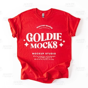 Peut inclure: Maquette de t-shirt rouge avec le texte "Goldie Mocks" et "Mockup Studio" en blanc. Le texte "Real POD Mockup Photography" est également visible en blanc.