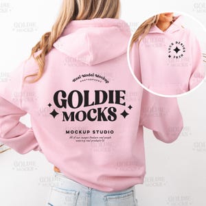 Puede incluir: Una sudadera con capucha rosa con un logotipo negro que dice "Goldie Mocks" y el texto "Mockup Studio" con el lema "Todas nuestras imágenes presentan personas reales usando productos reales".