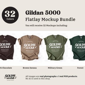 Puede incluir: Un paquete de maquetas de camisetas Gildan 5000 en flatlay, que incluye 32 camisetas en cuatro colores: chocolate oscuro, sabana marr&oacute;n, verde militar y bosque. Las camisetas est&aacute;n dobladas y dispuestas sobre una superficie blanca. La imagen incluye el texto "Gildan 5000 Flatlay Mockup Bundle" y "You will receive 32 Mockups including:"