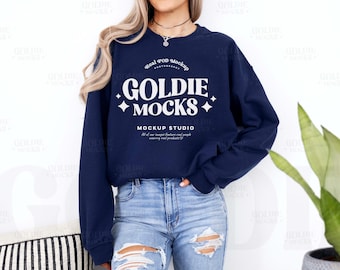 Maqueta de sudadera Gildan 18000 azul marino / Maqueta de sudadera G180 azul marino con cuello redondo / Maqueta de modelo real / Suéter casual neutro / Estética minimalista simple