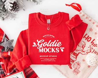 Gildan 18000 rode sweater kerstmockup | G180 gevouwen kersttrui mock | Echte foto | Trendy feestelijke vakantie esthetisch plat gelegd