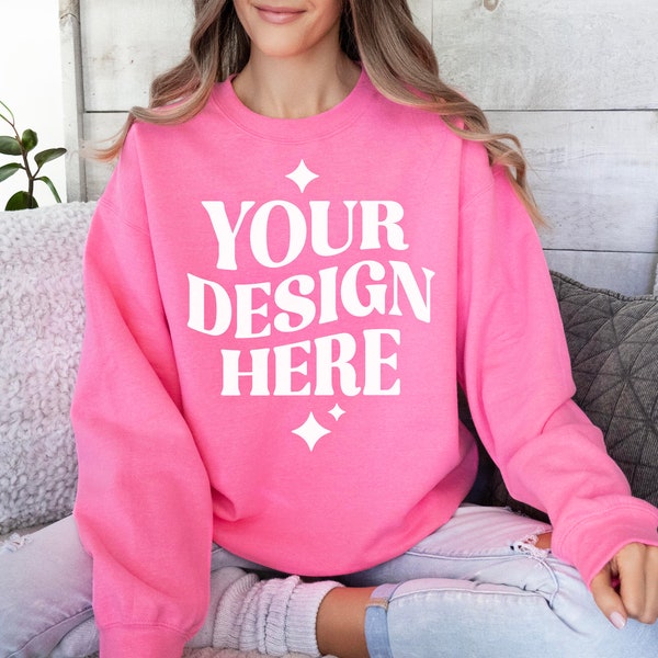 Gildan 18000 veiligheid roze sweatshirt mockup | G180 felroze mockup met ronde hals | Modelmock | Gildan 18000 roze trui | Eenvoudig esthetisch