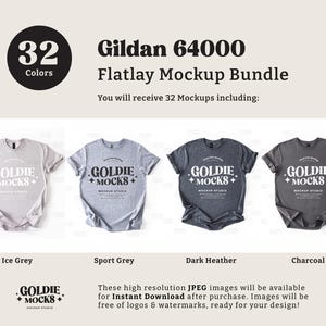 Op de afbeelding: Een flatlay mockup-bundel met 32 Gildan 64000 T-shirts in vier kleuren: ijsgrijs, sportgrijs, donker grijs melange en antraciet. De T-shirts liggen plat op een witte achtergrond. De tekst "GOLDIE MOCKS" is op elk T-shirt gedrukt.