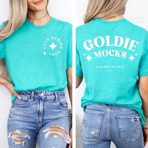 Könnte beinhalten: Ein türkisfarbenes T-Shirt mit kurzen Ärmeln und einem weißen Design auf der Vorderseite, das "Your Design Here" mit einem Stern sagt. Die Rückseite des Shirts hat ein weißes Design, das "Goldie Mocks" mit Sternen und dem Text "Mockup Studio" sagt.