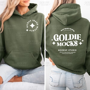 Könnte beinhalten: Ein grüner Hoodie mit einem weißen Logo, auf dem "Goldie Mocks" und "Mockup Studio" steht. Das Logo enthält auch ein kleines Sternendesign. Der Hoodie wird von einer Person in blauen Jeans getragen.