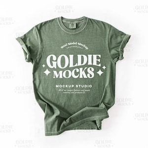 Comfort Colors C1717 Mossskjorta Flat Lay Mockup | CC 1717 Mossgrön T-shirt Mockup | Verklig produktmockup | Enkel Minimalistisk Basic Flatlay
