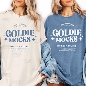 Puede incluir: Dos camisetas para mujeres con un diseño azul y blanco. El texto en las camisetas dice "Real POD Mockup Photography Goldie +Mocks+ Mockup Studio All of our mockups are real photographs of real POD products. We do not use any AI in our shop."