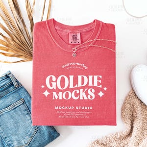 Comfort Colors C1717 Vattenmelonskjorta Flat Lay Mockup | 1717 Rosa Röd Vikt T-shirt Mockup | Verklig Produktmockup | Boho Flatlay Estetik