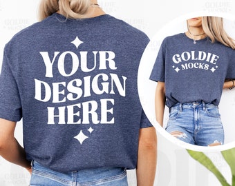 Könnte beinhalten: Ein Mockup eines marineblauen T-Shirts mit dem Text "YOUR DESIGN HERE" in weiß auf der Rückseite. Das Shirt wird von einer Person mit langen blonden Haaren getragen. Das Shirt hat eine lockere Passform und einen Rundhalsausschnitt.