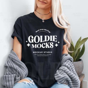 Gildan 5000 ブラック T シャツ モックアップ | G500 ブラック T シャツ モックアップ | リアルモデル モック | 着心地がよくキュートなタックなしのトレンディなスタイルのカジュアルで美的雰囲気の T シャツ