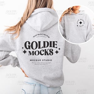 Könnte beinhalten: Ein grauer Hoodie mit einem schwarzen Logo, das "Goldie Mocks" sagt, und dem Text "Real Model Mockup Photography" und "Mockup Studio" unter dem Logo. Der Text unter dem Logo lautet "All of our images feature real people wearing real products."