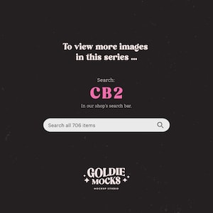 K&ouml;nnte beinhalten: Eine schwarz-wei&szlig;e Grafik mit rosa Text, der "Um mehr Bilder dieser Serie zu sehen... Suche: CB2 In der Suchleiste unseres Shops. Suche alle 706 Artikel" und eine Suchleiste mit einem Lupensymbol sagt. Unter der Suchleiste befindet sich ein Logo mit der Aufschrift "GOLDIE MOCKS MOCKUP STUDIO".