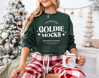 Maqueta de sudadera verde bosque Gildan 18000 / Maqueta de cuello redondo verde G180 / Maqueta de modelo real / Suéter acogedor y moderno con estética navideña