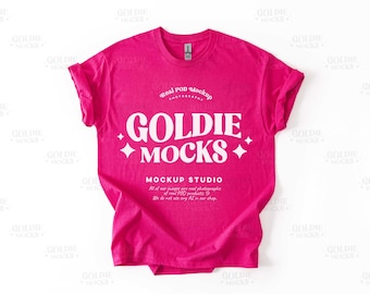 Maqueta de camiseta Gildan 5000 Heliconia en plano plano / Maqueta de camiseta rosa G500 / Maqueta de producto real / Maqueta básica simple minimalista con fondo liso en plano plano