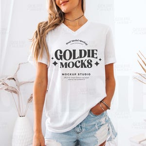 Bella Canvas 3005 Vit V-ringad T-shirt Mockup | BC 3005 Vit V-ringad T-shirt Mockup | Riktig Modell Mockup | Trendig Mysig Avslappnad Neutral Estetik