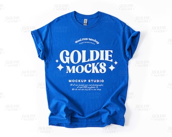 Könnte beinhalten: Ein hellblaues T-Shirt-Mockup mit dem Text "Goldie Mocks" und "Real POD Mockup Photography" in Weiß. Der Text "Mockup Studio" ist ebenfalls enthalten mit dem Slogan "All of our images are real photographs of real POD products. We do not use any AI in our shop."