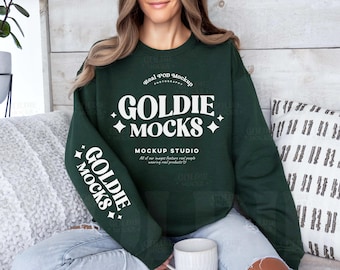 Puede incluir: Una sudadera verde oscuro con texto blanco que dice "Real POD Mockup Goldie Mocks Mockup Studio All of our images feature real people wearing real products Goldie Mocks".