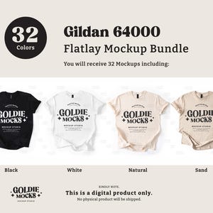 Op de afbeelding: Een mockup-pakket met 32 Gildan 64000 T-shirts in vier kleuren: zwart, wit, naturel en zand. De T-shirts liggen plat op een witte achtergrond. De tekst "Gildan 64000 Flatlay Mockup Bundle" wordt boven de T-shirts weergegeven. De tekst "You will receive 32 Mockups including:" wordt onder de T-shirts weergegeven.