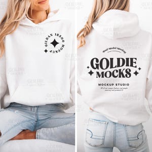 Könnte beinhalten: Weißer Hoodie-Mockup mit einer Frau, die blaue Jeans trägt. Der Hoodie hat ein schwarzes Logo auf der Rückseite, das "Goldie Mocks" und "Mockup Studio" sagt. Die Vorderseite des Hoodies hat ein schwarzes Logo, das "Gildan 18500 Mockup" sagt.