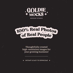 Pu&ograve; includere: Una grafica in bianco e nero con il testo "GOLDIE MOCKS" in un font retr&ograve;. Il testo "MOCKUP STUDIO" &egrave; sotto il testo principale. Il testo "100% Real Photos of Real People" &egrave; in un rettangolo bianco arrotondato. Il testo "Thoughtfully created high-resolution images for your growing business!" &egrave; sotto il rettangolo. Il testo "INSTANT & EASY TO DOWNLOAD" &egrave; in fondo alla grafica.
