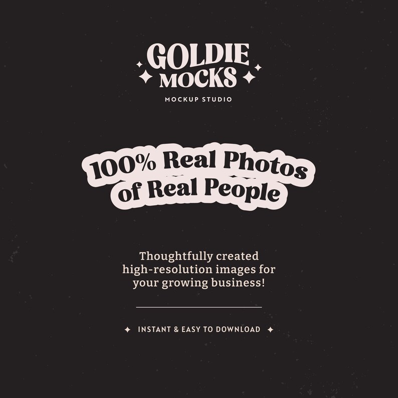 Pu&ograve; includere: Una grafica in bianco e nero con il testo "GOLDIE MOCKS" in un font retr&ograve;. Il testo "MOCKUP STUDIO" &egrave; sotto il testo principale. Il testo "100% Real Photos of Real People" &egrave; in un rettangolo bianco arrotondato. Il testo "Thoughtfully created high-resolution images for your growing business!" &egrave; sotto il rettangolo. Il testo "INSTANT & EASY TO DOWNLOAD" &egrave; in fondo alla grafica.