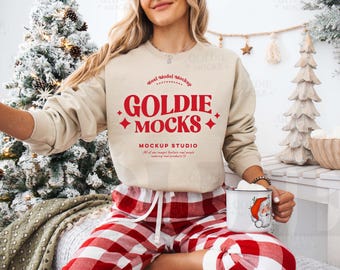 Maqueta de sudadera Gildan 18000 color arena / Maqueta de cuello redondo G180 beige tostado / Maqueta de modelo real / Suéter acogedor y moderno con estética navideña para la mañana