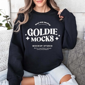 以下が含まれることがあります： 前面に「Real POD Mockup Photography Goldie MOCKS + Mockup Studio All of our images feature real people wearing real products」という文字が印刷された黒いスウェットシャツです。