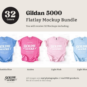 Puede incluir: Un paquete de maquetas de camisetas Gildan 5000 en flatlay, que incluye 32 camisetas de diferentes colores, entre ellos azul Columbia, azalea, rosa claro y azul claro. Las camisetas est&aacute;n dispuestas sobre una superficie blanca y presentan el texto "Goldie + Mocks + Mockup Studio" impreso en la parte delantera.