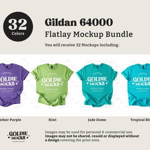 Op de afbeelding: Een flatlay mockup-bundel met 32 Gildan 64000 T-shirts in verschillende kleuren. De T-shirts liggen op een wit oppervlak. De getoonde kleuren zijn heidepaars, kiwi, jade dome en tropisch blauw. De tekst "GOLDIE MOCKS" is op elk T-shirt gedrukt.