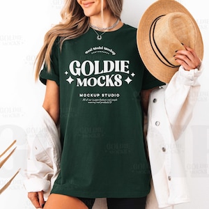 Gildan 64000 Forest T-shirt Mockup | Lång G640 Grön T-shirt Mockup | Riktig Modell Mockup | Enkel Styling Trendig Vår Sommar Boho Estetik