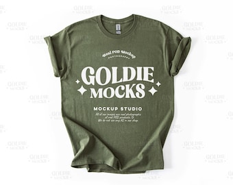Könnte beinhalten: Ein grünes T-Shirt-Mockup mit dem Text "Goldie Mocks" und "Real POD Mockup Photography" in Weiß. Der Text "Mockup Studio" ist ebenfalls enthalten mit dem Slogan "All of our images are real photographs of real POD products. We do not use any AI in our shop."