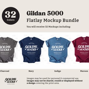 Puede incluir: Un paquete de maquetas de camisetas Gildan 5000 en plano, que incluye 32 camisetas de diferentes colores, como carb&oacute;n, azul marino, &iacute;ndigo y granate. Las camisetas est&aacute;n dispuestas sobre una superficie marr&oacute;n claro. El texto "GOLDIE MOCKS" est&aacute; impreso en cada camiseta.